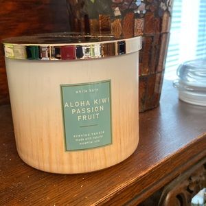Brand new White Barn 3 wick aloha kiwi passion fruit